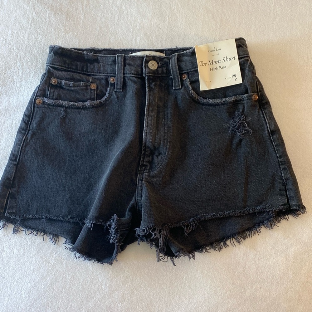 BRAND NEW - Abercrombie & Fitch, High Rise mom shorts Size: 26 / 2